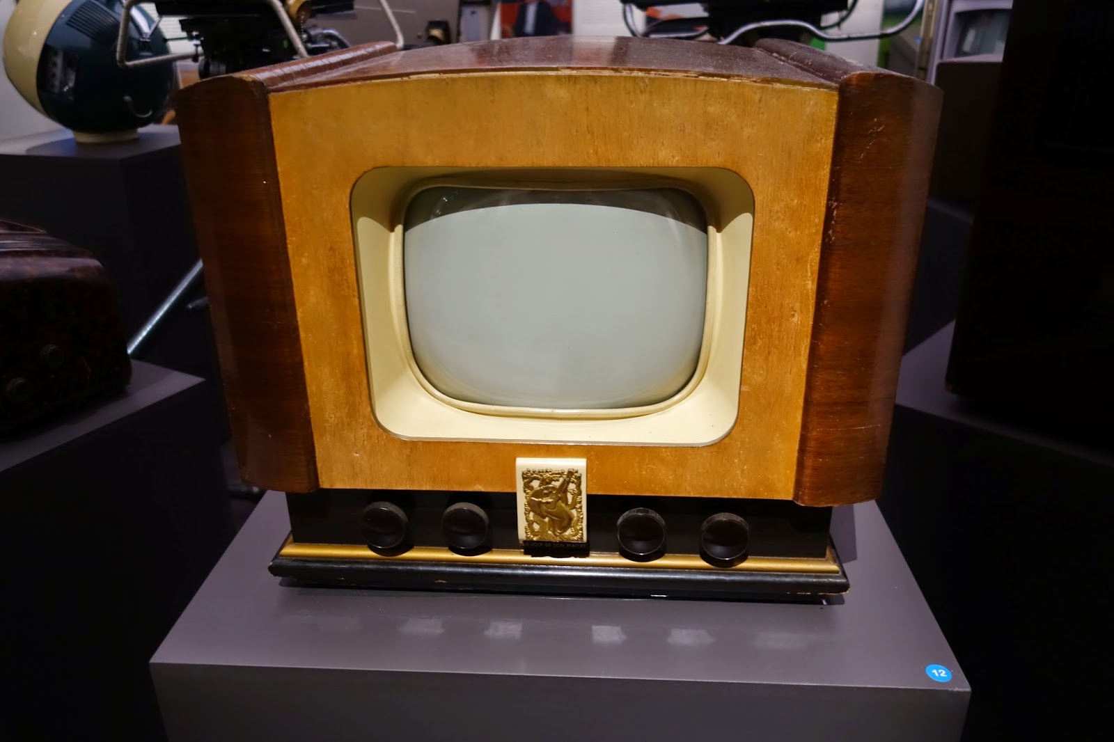 Première Télévision Dans Les Foyers En France Paristempslibre: Concours: Culture TV - Saga de la télévision française