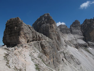 Kurz führt der Weg am Grat zwischen Passportenkofel und Paternkofel (in der Bildmitte) entlang