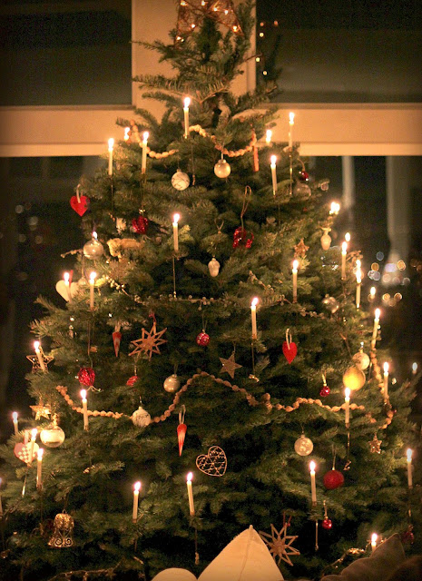 alt="Christmas,Candle Lit,Candle Lit Christmas tree,how to make Christmas tree,Christmas tree decoration,decoration ideas,snow,festival,season.winter,Santa,fun"