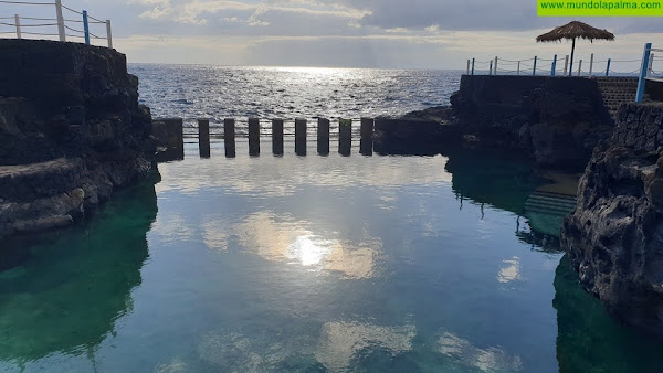 La presión ciudadana logra la apertura del Charco Azul, aunque el Ayuntamiento no ha puesto medios de seguridad ni control de aforo