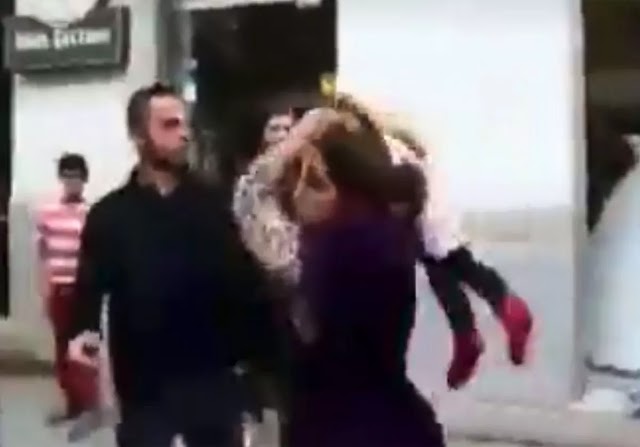 Mujer usa su bebé como arma para golpear a un hombre