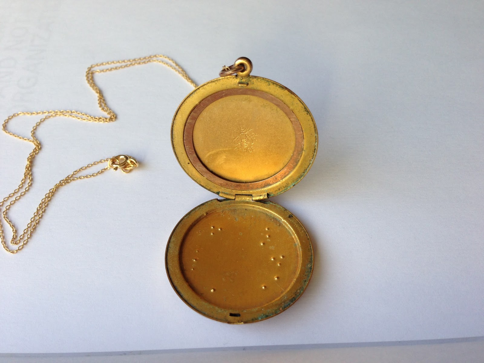 MemoryStation Antique Victorian Edwardian Locket, RBM Bee Atrice Gold