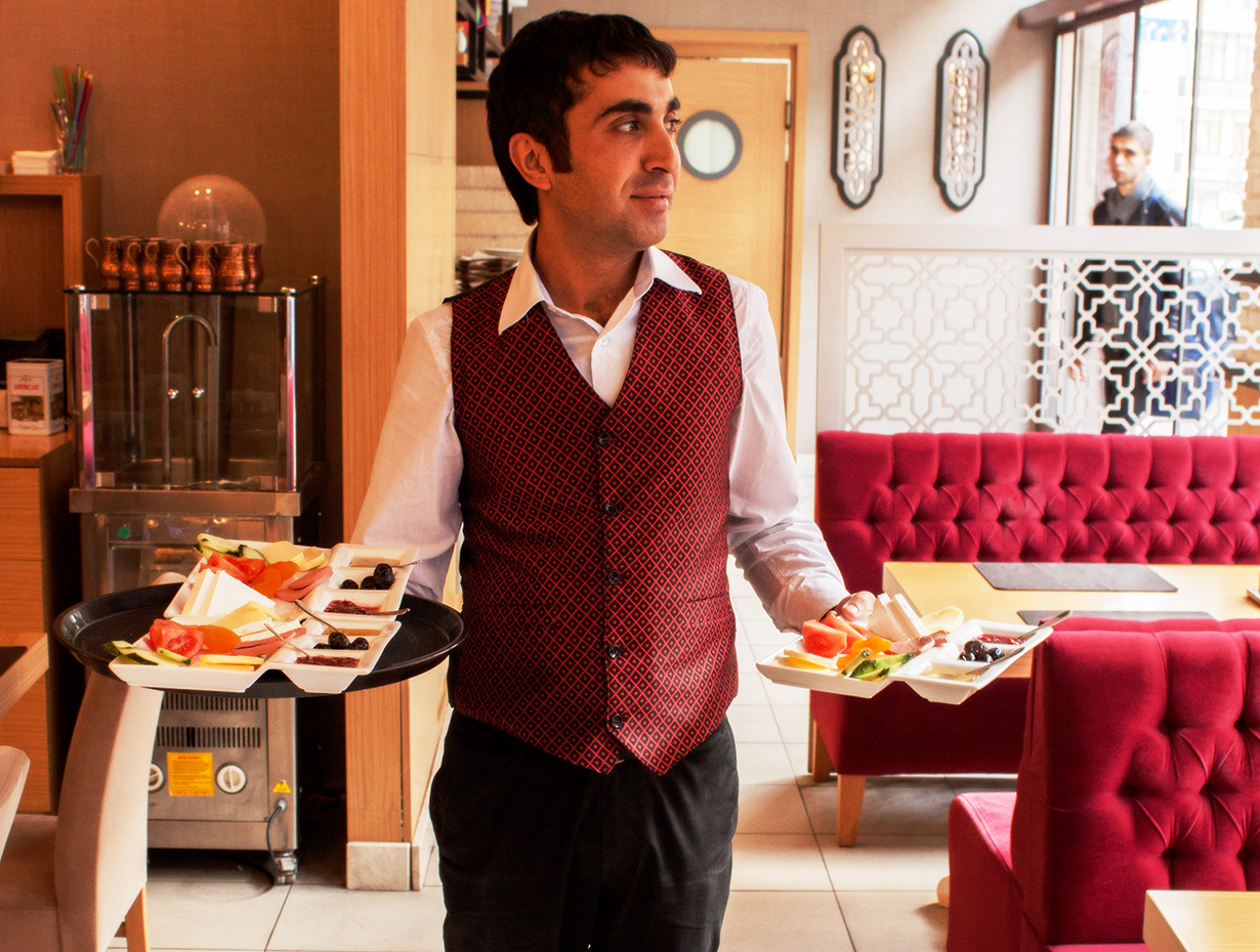 Официанты в отеле