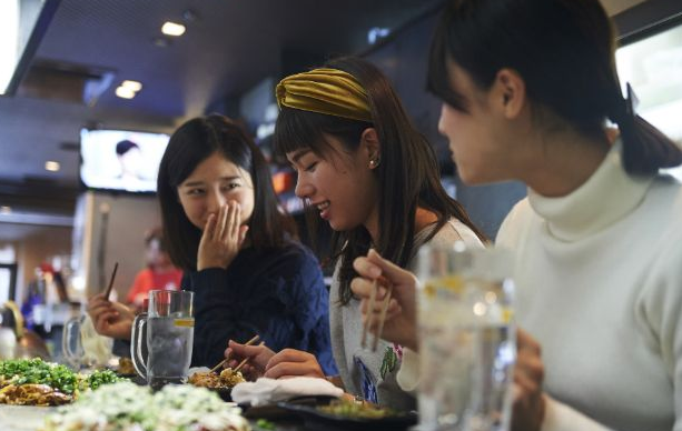 Apakah Tidak Sopan Makan Dulu Tanpa Menunggu Pesanan Semua Orang Tiba saat di Restoran? Hasil Survei di Jepang Ini Bikin Melongo!