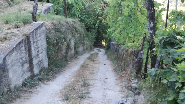 Acesso á praia fluvial por caminho de terra