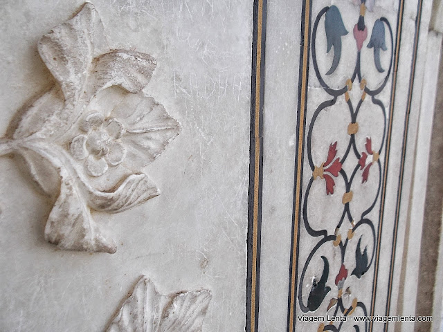 Os detalhes e obra de vândalos no Taj Mahal, em Agra