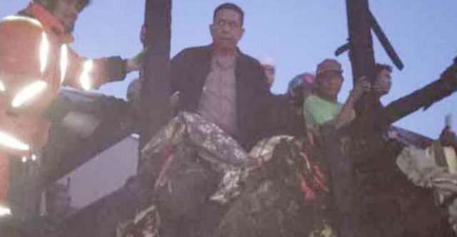 Evakuasi jenazah korban tewas terpanggang. Evakuasi jenazah korban tewas terpanggang.