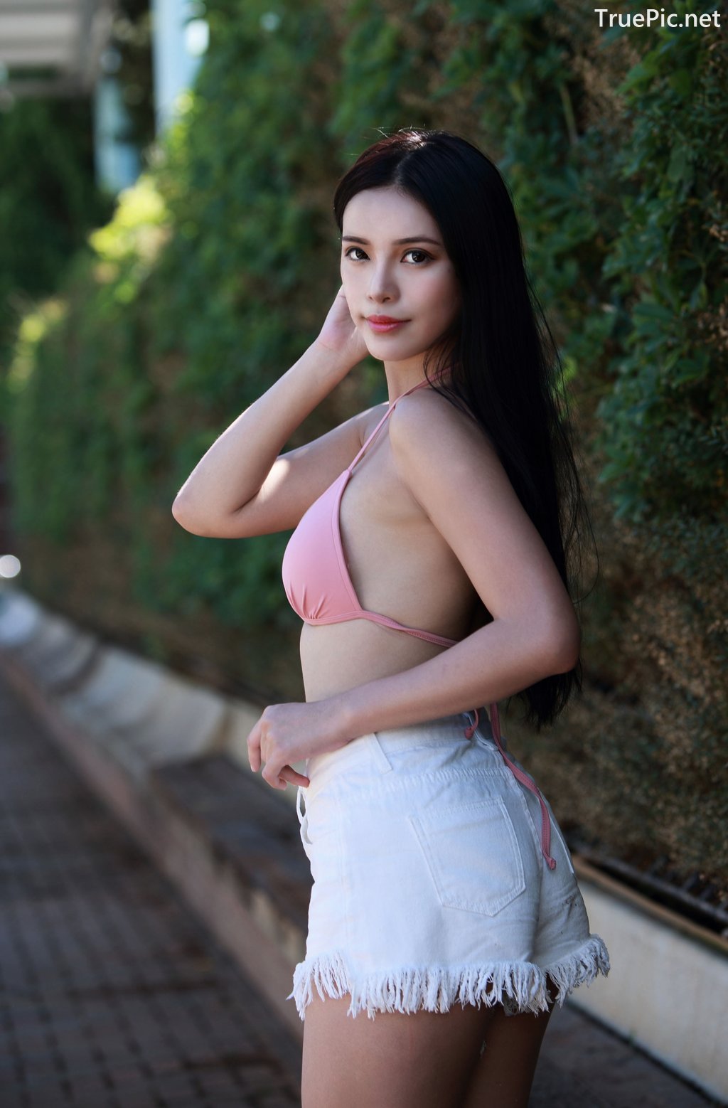 Image-Taiwanese-Model–莊舒潔-ViVi–Hot-Pink-Bikini-Top-and-White-Short-Pants-TruePic.net- Picture-63