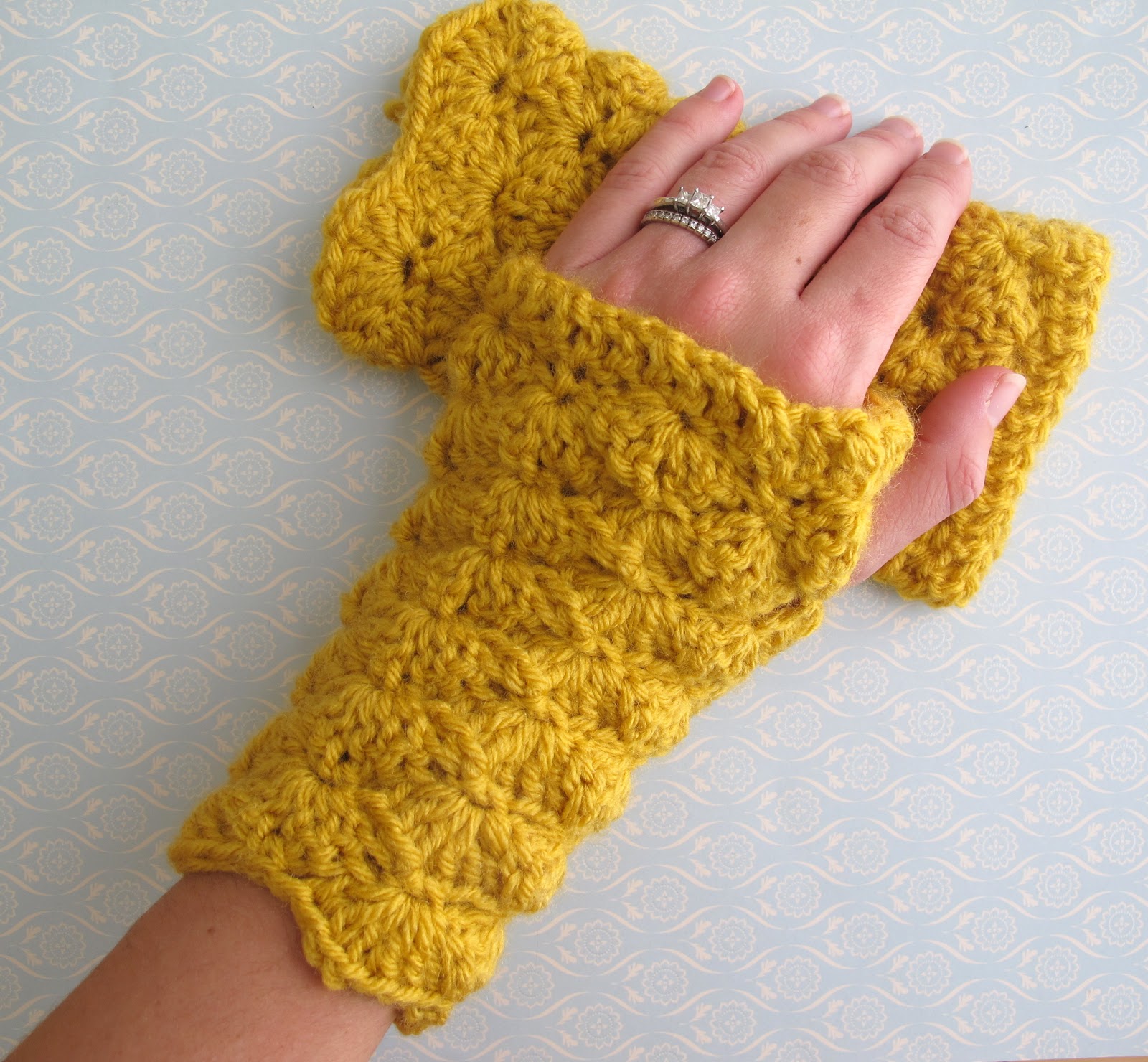 Love City Get Hooked! {shell stitch fingerless gloves}