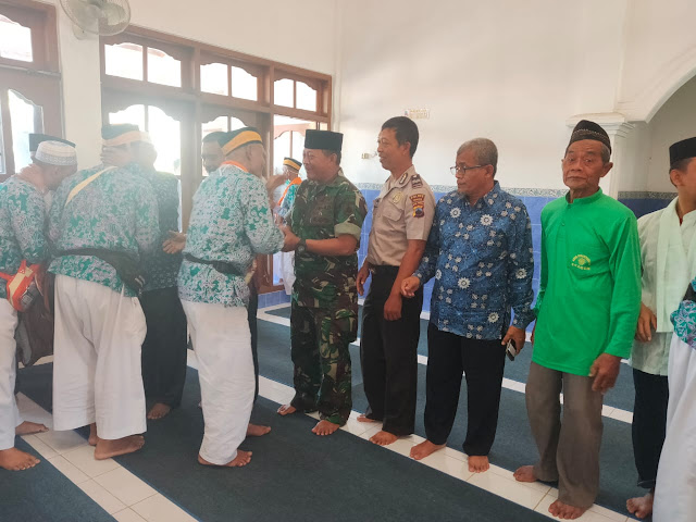 Suasana Haru Warnai Penyambutan Rombongan Jamaah Haji Asal Kalijambe Suasana Haru Warnai Penyambutan Rombongan Jamaah Haji Asal Kalijambe