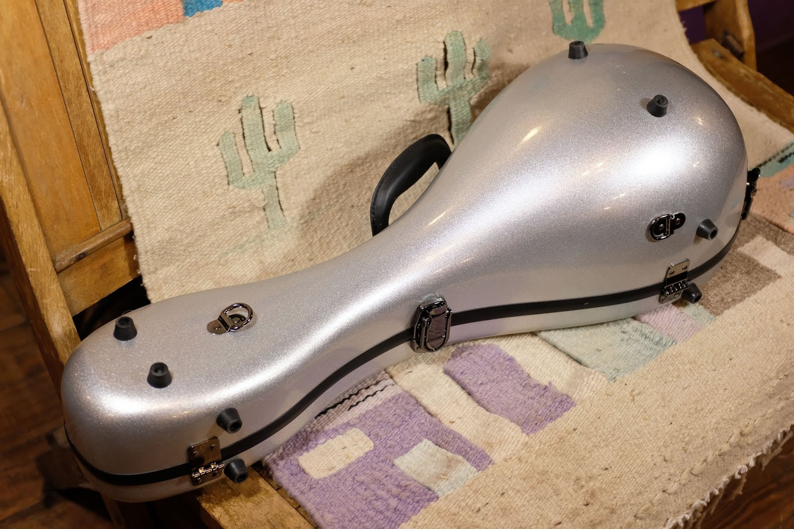 2018 Eastman Fiberglass Bowlback Mandolin Case