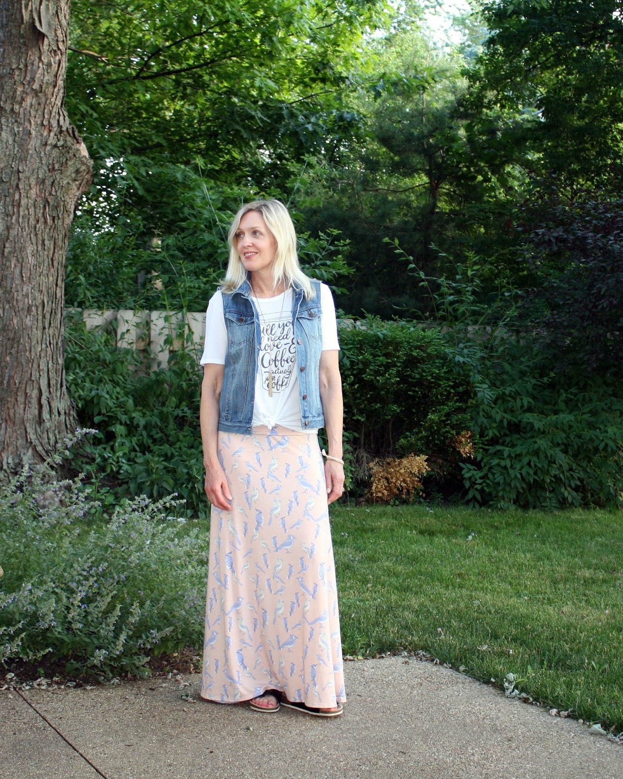 casual maxi skirt outfit