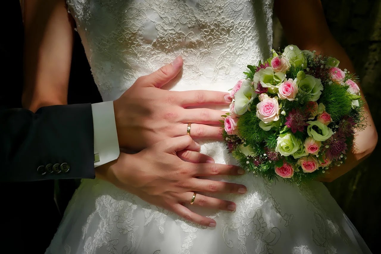 Cincin kawin dilambangkan selaku  simbol cinta dalam ijab kabul Tips Membeli Cincin Kawin Agar Tidak Berakhir dengan Penyesalan