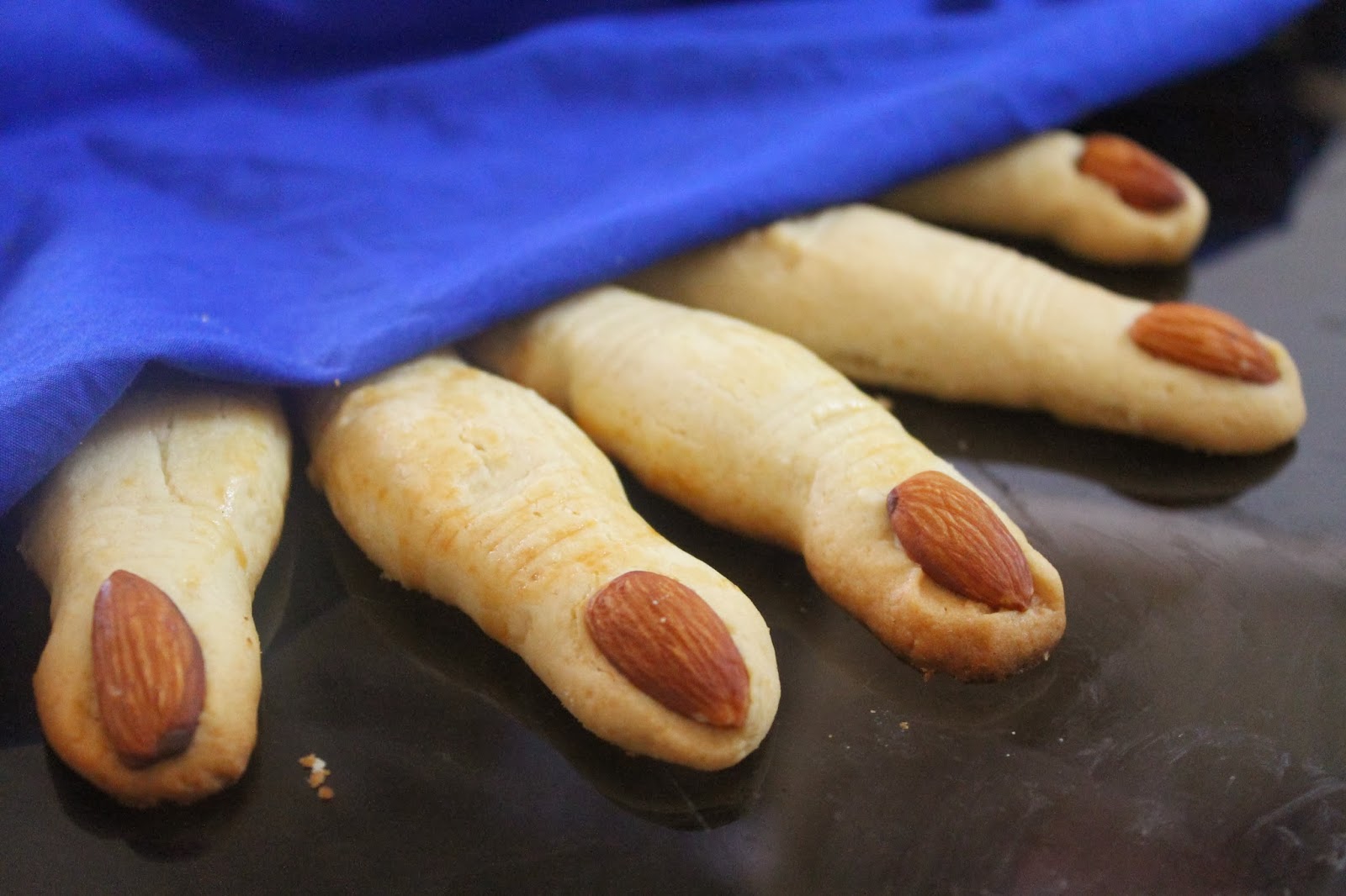 Femi�s Kitchen SPOOKY WITCH FINGER COOKIES