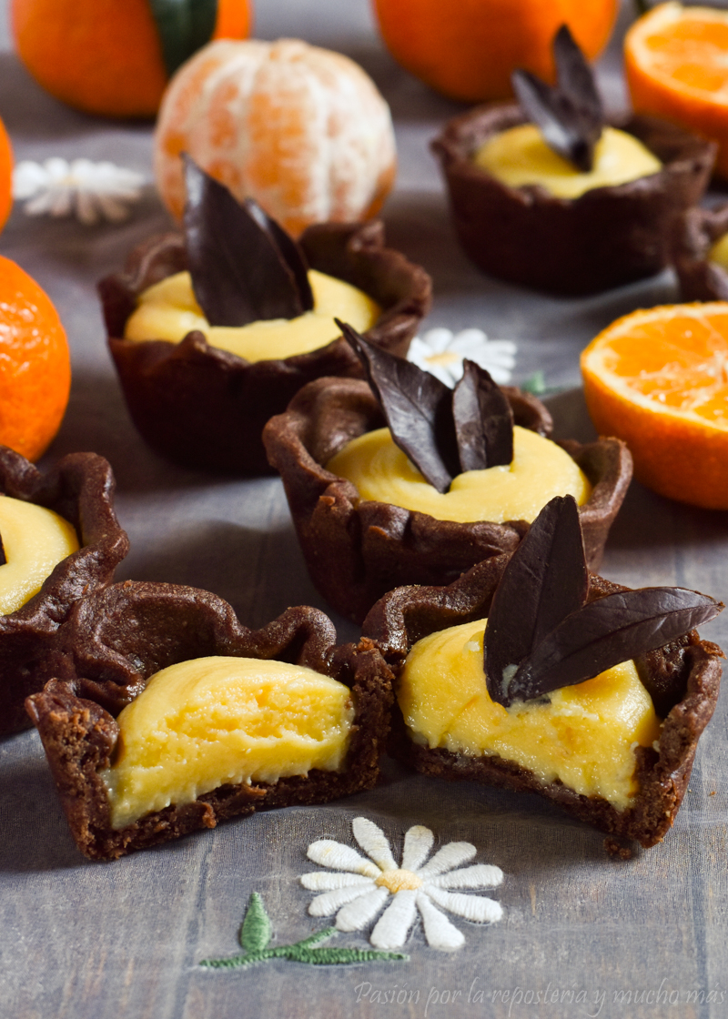 Tartaletas de chocolate con crema de mandarina y hojas hechas de chocolate