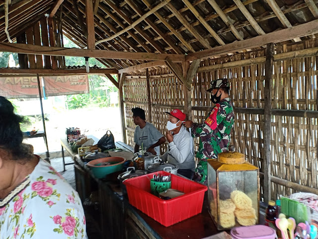 Pengawasan PPKM, Babinsa Banyurip Bagikan Masker
