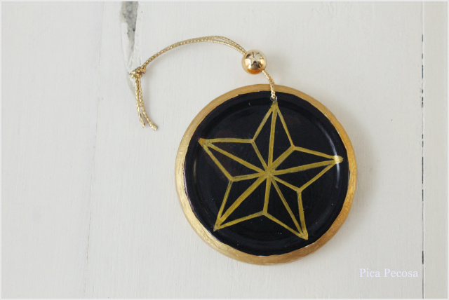 tapas-botes-pintadas-decoracion-navidad-falsas-rodajas-madera-marcador-mesa