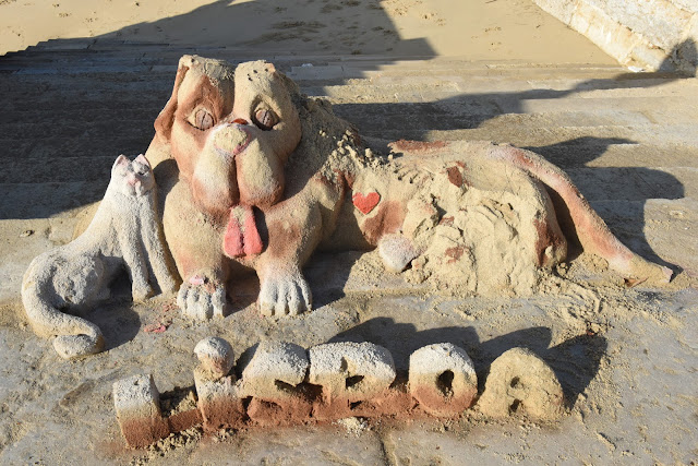 Dog and cat lisboa; lisbon; sand modelling animals