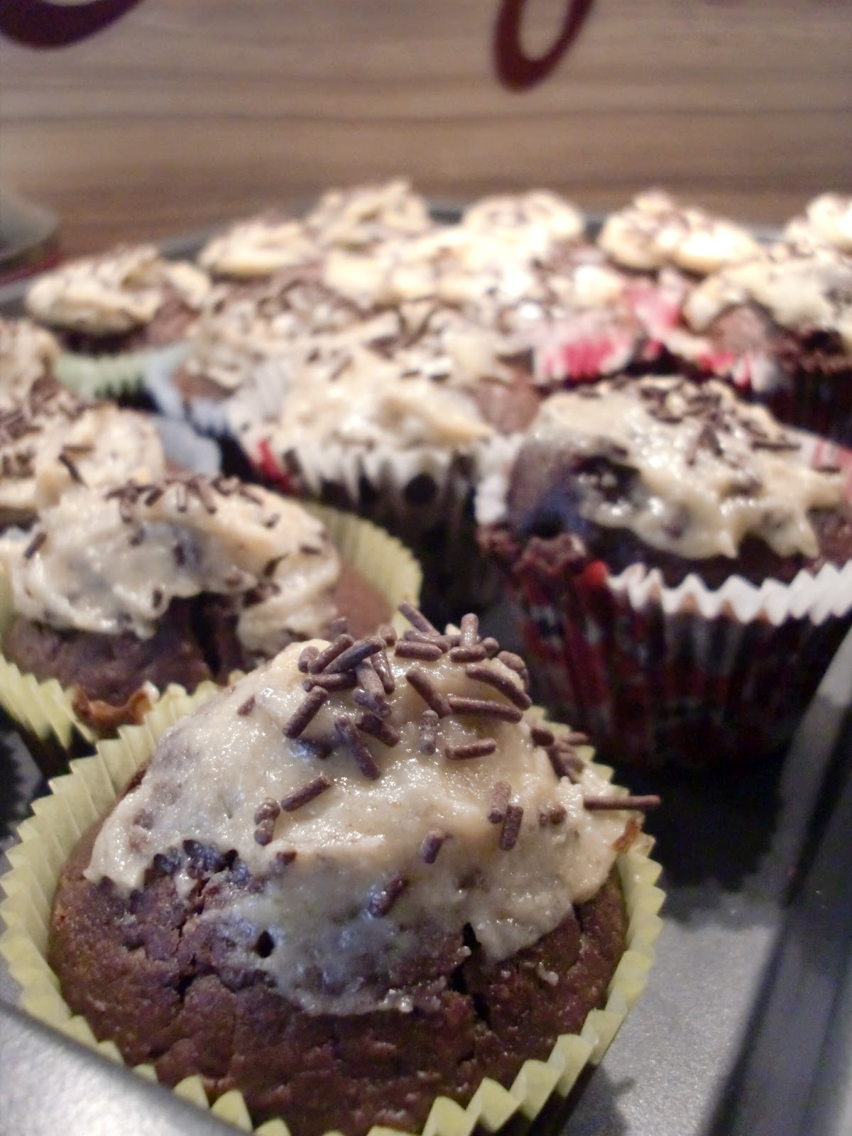 The Way I Bake: Schoko-Cupcakes mit Keksteig-Füllung
