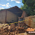 Parte de residência desaba em Pombal e por pouco não termina em tragédia atingindo quem passava no local