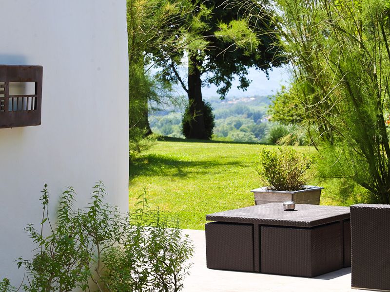 Dos caseríos del País Vasco-francés para empaparse de verde | HOTELS