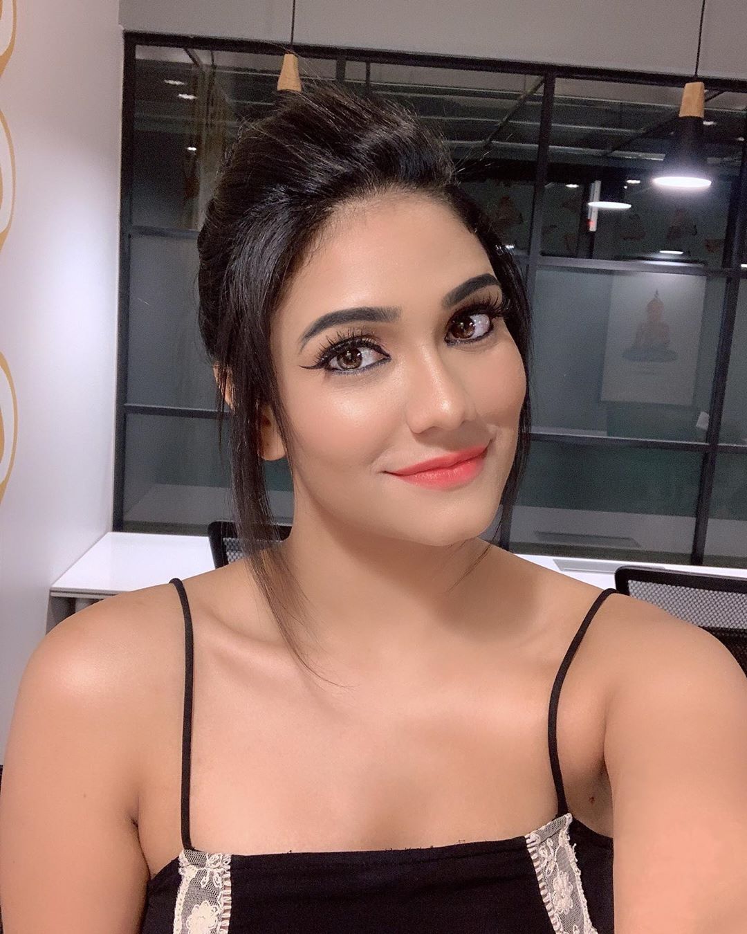 Beautiful, Bold and Sexy Photos of Richi Shah