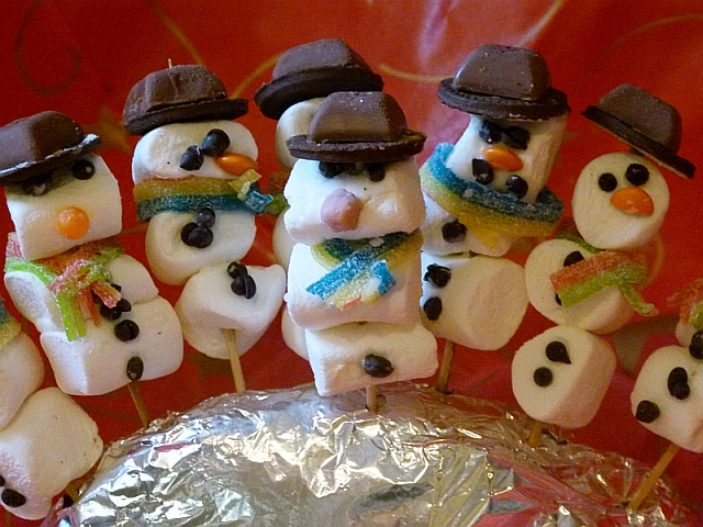Schneemänner aus Marshmallows (von Kindern) | In der Weihnachtsbäckerei