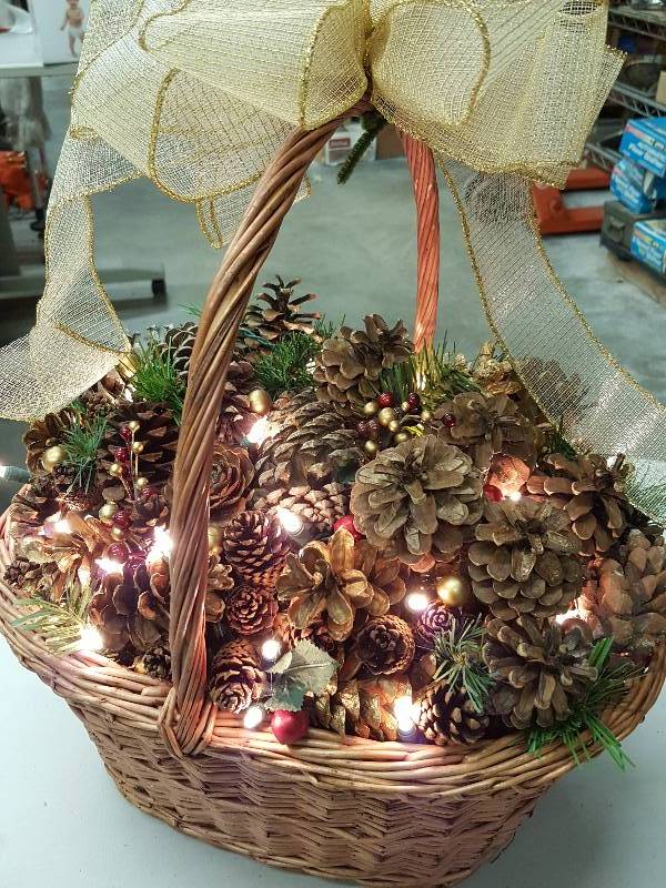 Cómo hacer arreglos navideños con canastas