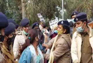 नर्सिंग छात्राओं ने CM सचिवालय के पास किया प्रदर्शन, रोकने आयी पुलिस के साथ की नोकझोंक नर्सिंग छात्राओं ने CM सचिवालय के पास किया प्रदर्शन, रोकने आयी पुलिस के साथ की नोकझोंक