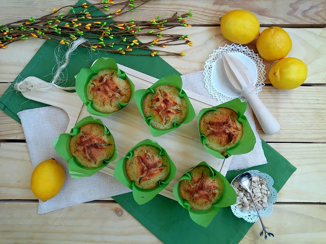 Receta de muffins dulces de calabacín y limón con semillas de amapola. Desayuno, merienda, postre, breakfast, recreo. Sencillos, saludables, ricos fáciles Cuca