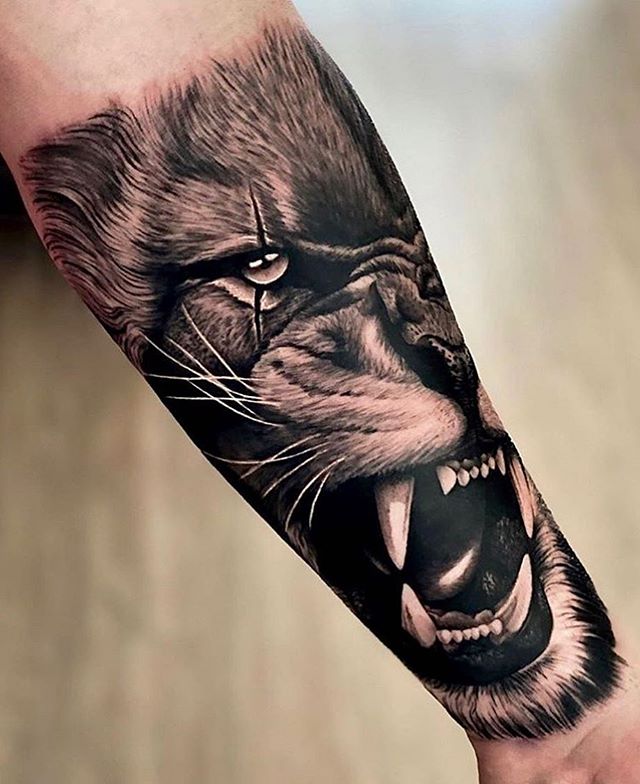 Tatuaje de león rugiendo