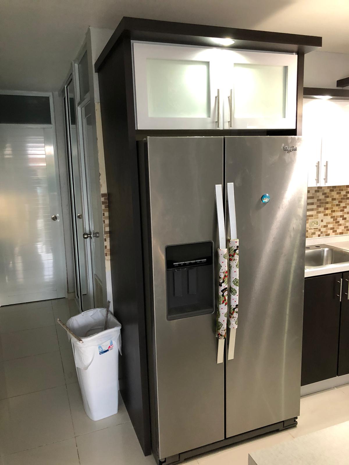 Gabinete a la medida color blanco y wengue