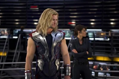 THOR (CHRIS HEMSWORTH) CON MARIA HILL (COBIE SMULDERS) AL FONDO