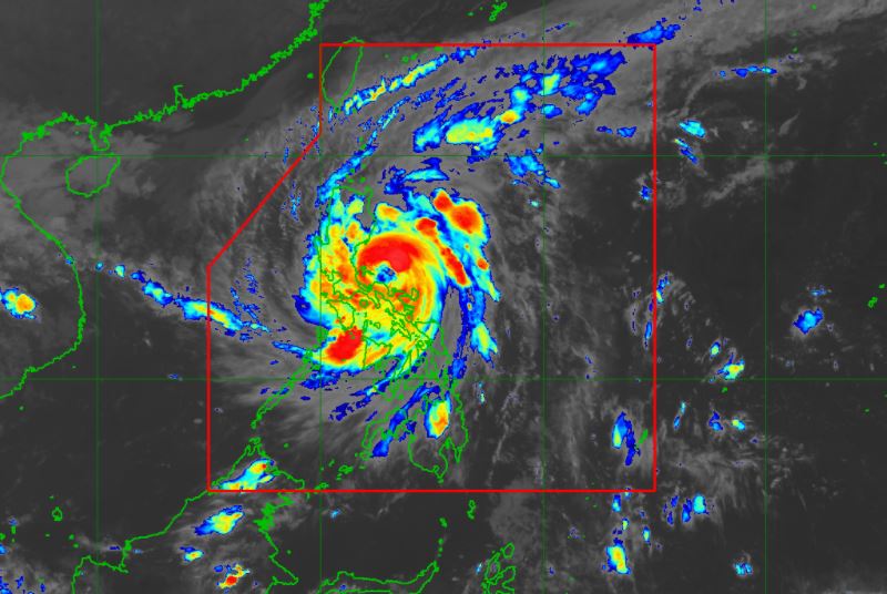Typhoon 'Ulysses' endangers Quezon province