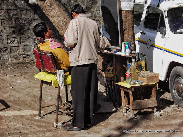  Barbearia ao ar livre em Rishikeshi, comum na Índia