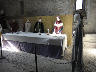 Assis Itália dentro da Rocca Maggiore manequins com roupa de época