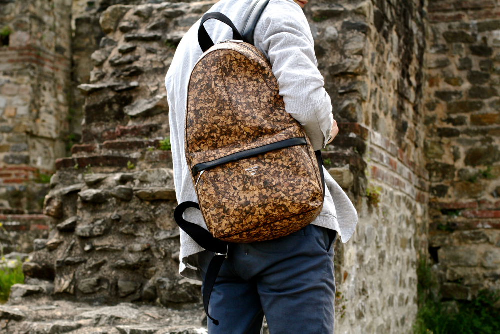 BLOG-HOMME-MODE_Preppy_Matt-and-Nat_Cork_Backpack_bag_Seeconcept-IKKS_Lyon_chino-lacoste