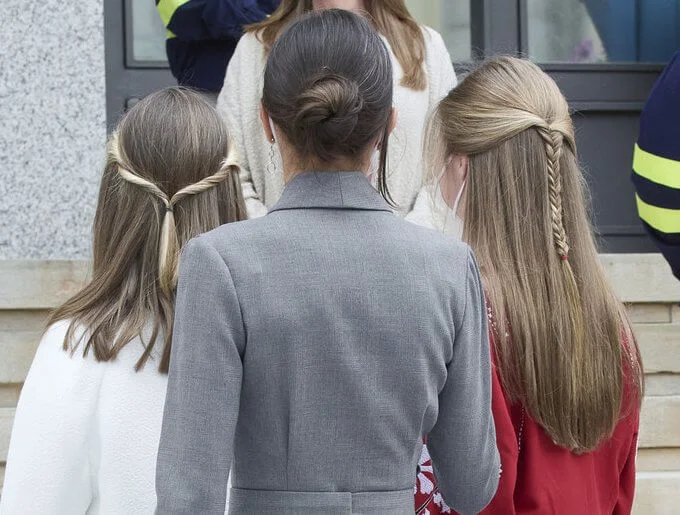 Crown Princess Leonor wore a white wool cashmere coat from Adolfo Dominguez, Infanta Sofia wore a new red sweater dress from Sfera