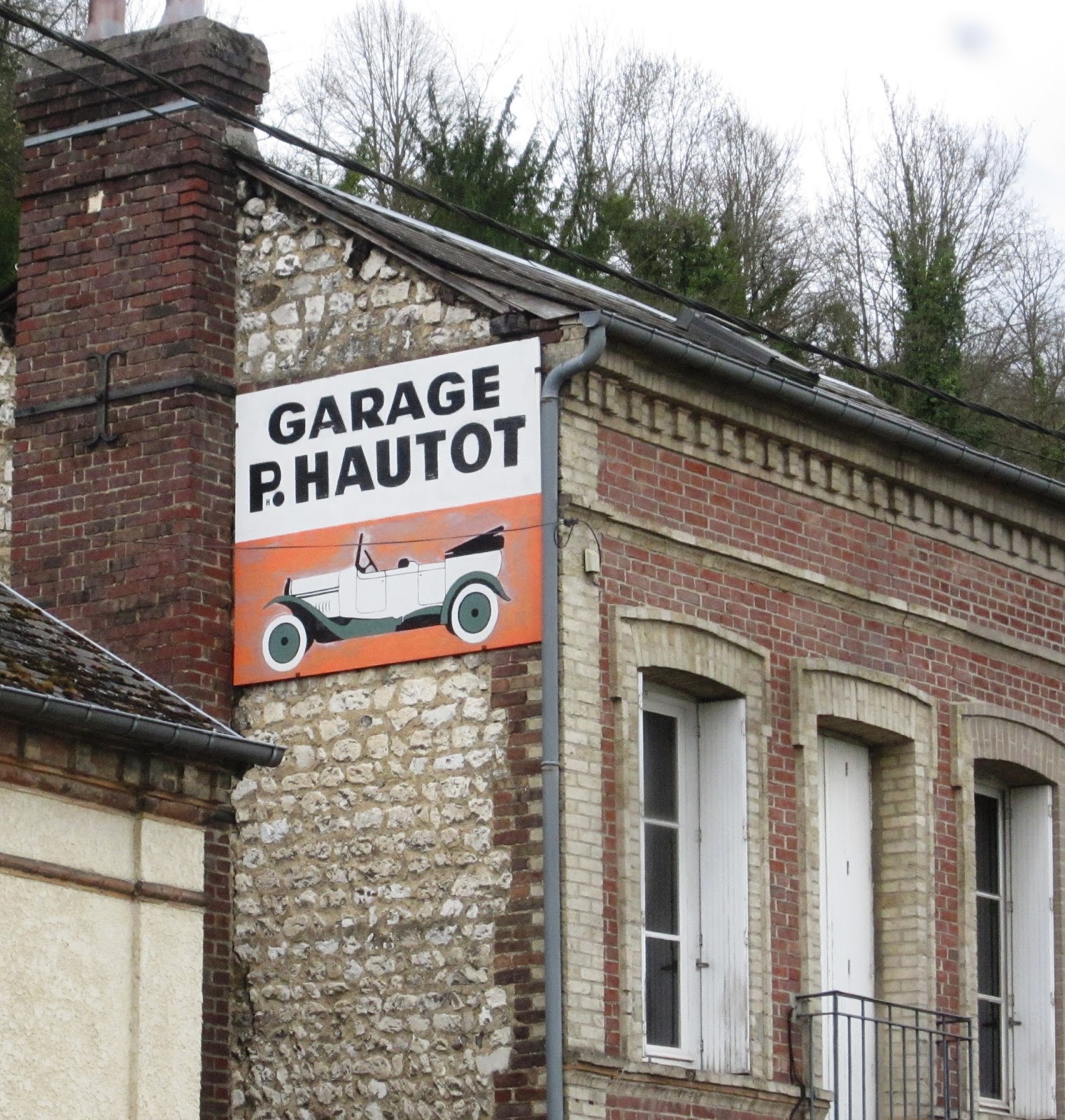 Des signes sur les murs: Garage Hautot