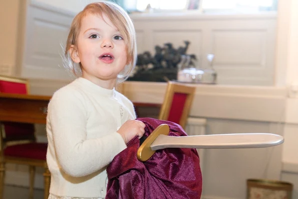 In the name day of Crown Princess Victoria's March 12, The Royal Guards received a gift for Princess Estelle