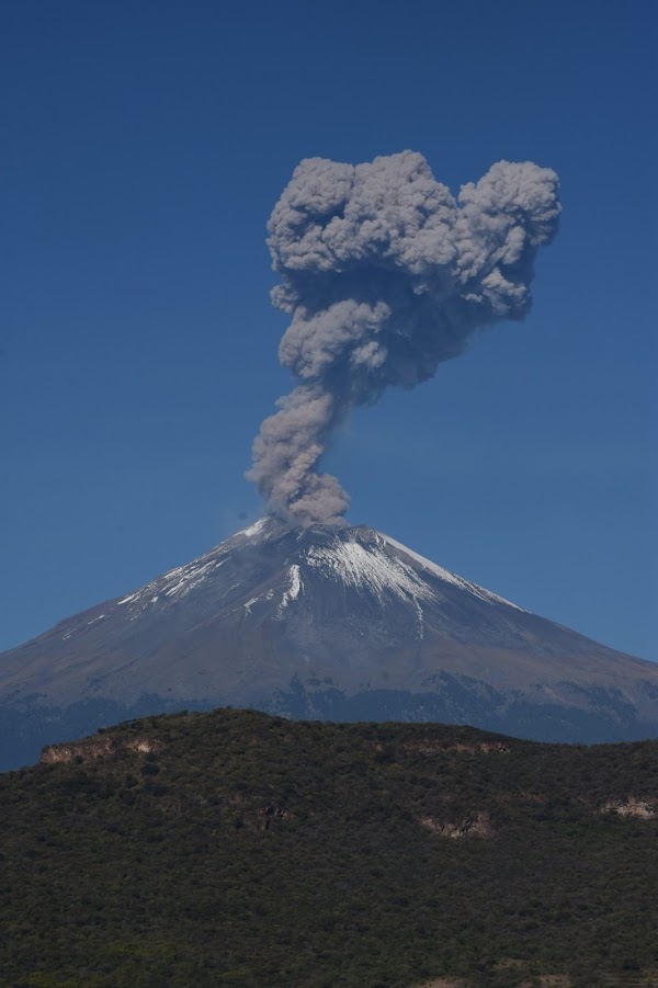 Se han registrado 4 explosiones del volcan popocateptl de México en menos de 12 horas. Se han registrado 4 explosiones del volcan popocateptl de México en menos de 12 horas.