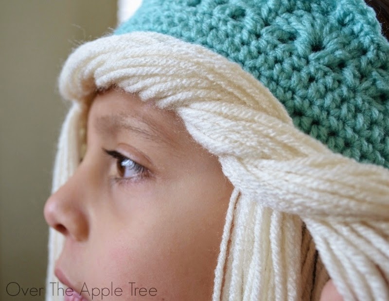 Crochet Elsa Crown With Hair, free pattern >> Over The Apple Tree