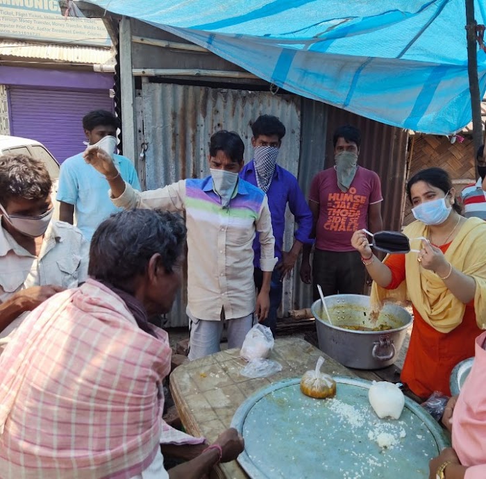 দুর্গাপুরে সমাজসেবীর উদ্যোগে খাদ্য সামগ্রী ও দুবেলা খাদ্য বিতরণ