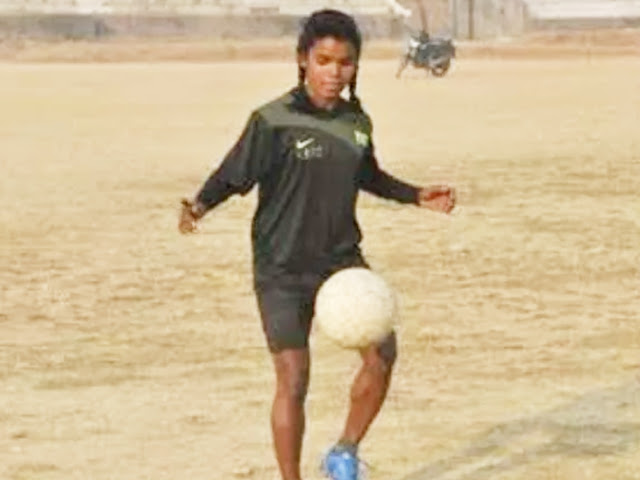 भारतीय जूनियर महिला फुटबॉल टीम के साथ संगीता सोरेन (नीचे वाली पंक्ति में दाएं)