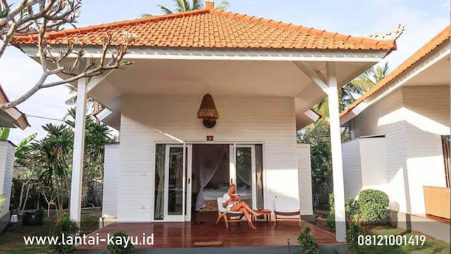 pemasangan lantai kayu merbau di Villa Bali