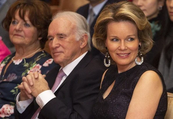 Queen Mathilde wore a navy blue lace zipper bridesmaid sleeveless midi dress