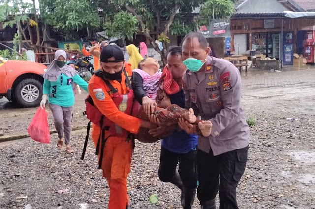 Evakuasi korban banjir di Sumbawa, 14 orang hanyut