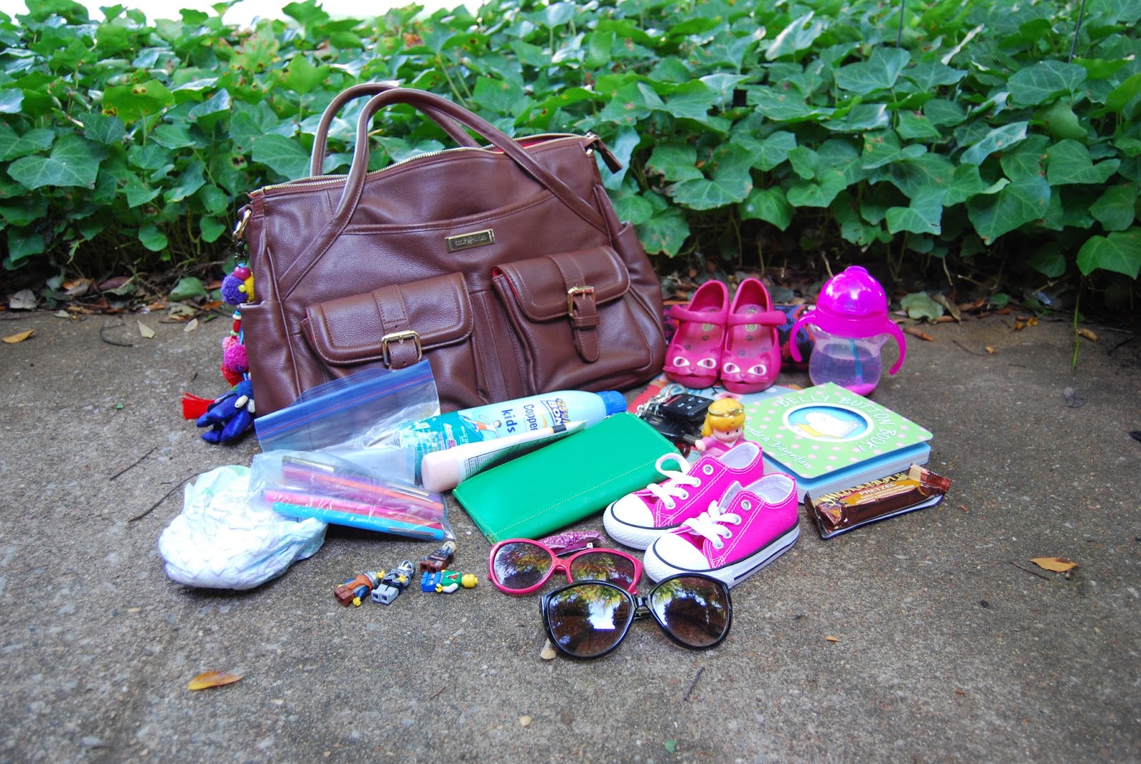Momfessionals Show and Tell Tuesday What's In Your Bag