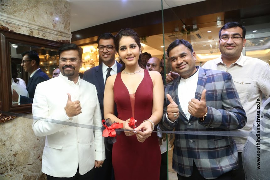 Raashi Khanna launches Forevermark Diamonds at Manepally Jewellers