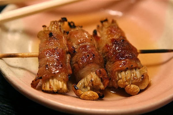 грибы эноки в соусе. эноки грибы рулетики. грибы эноки блюдо. корейские грибы эноки. грибы в беконе корейское блюдо.